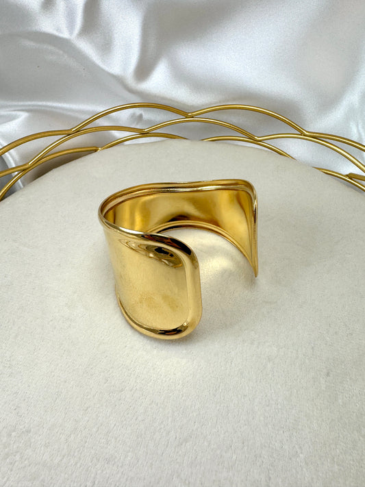 Bracciale rigido asimmetrico