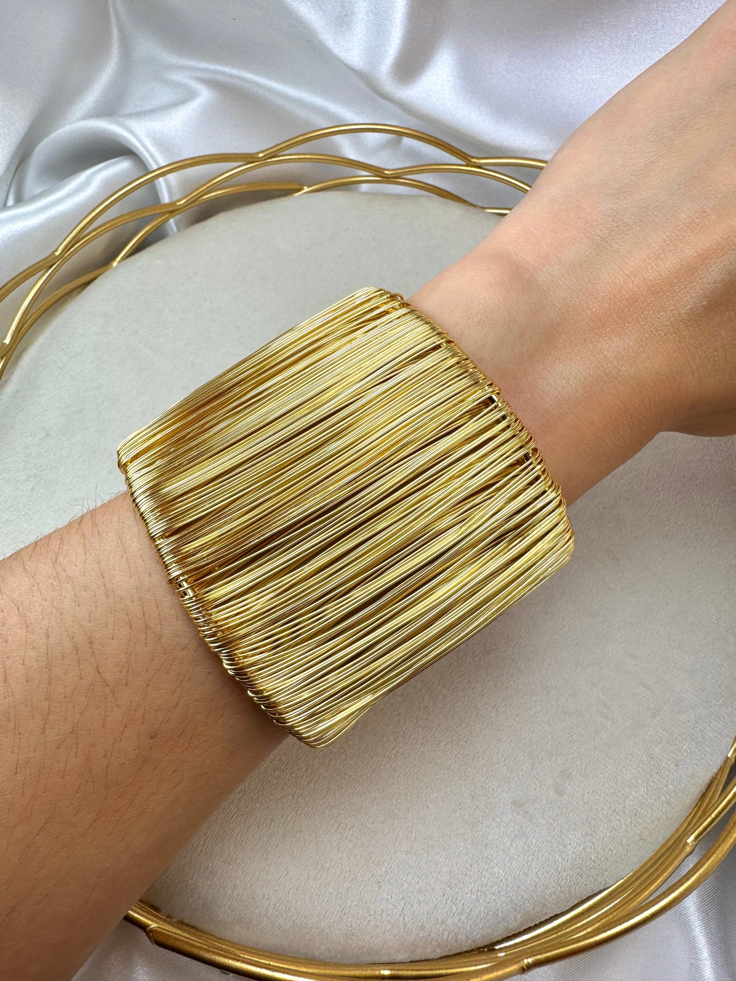 Bracciale rigido multifilo