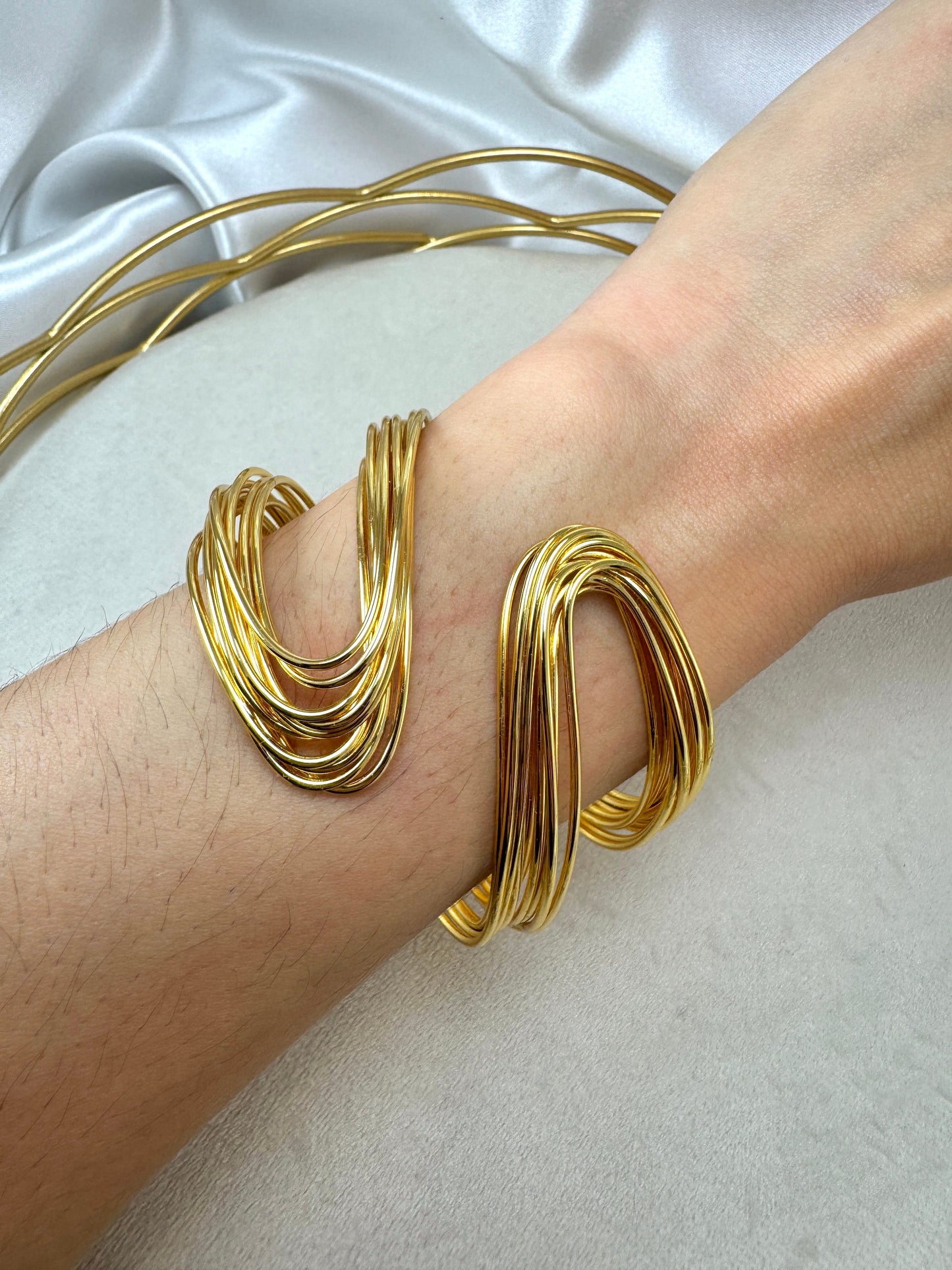 Bracciale rigido multifilo ondulato