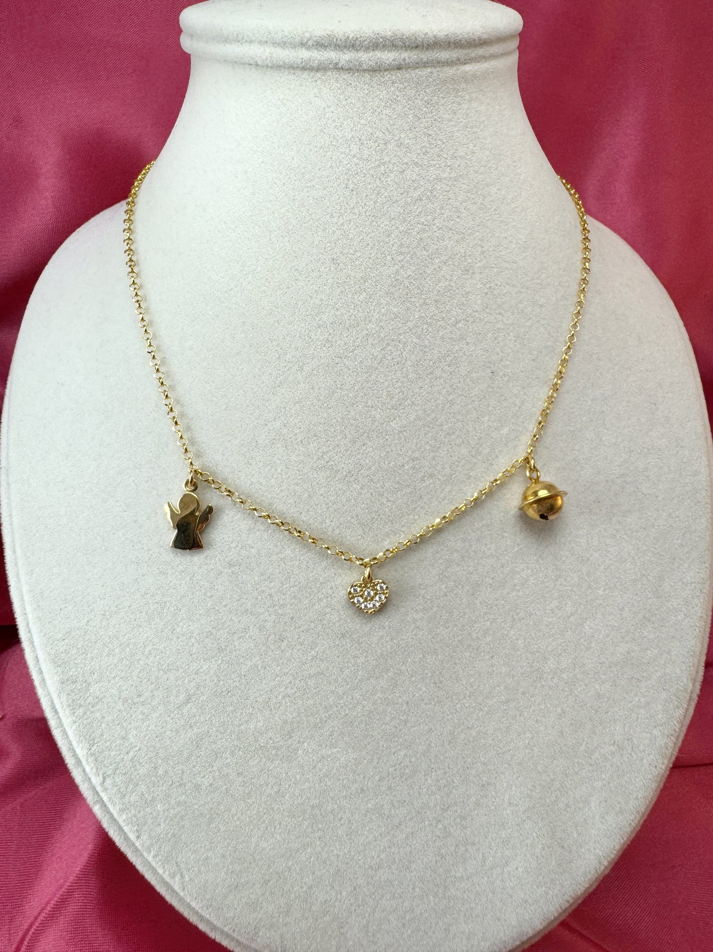 Collana con angelo, cuore e campanellino