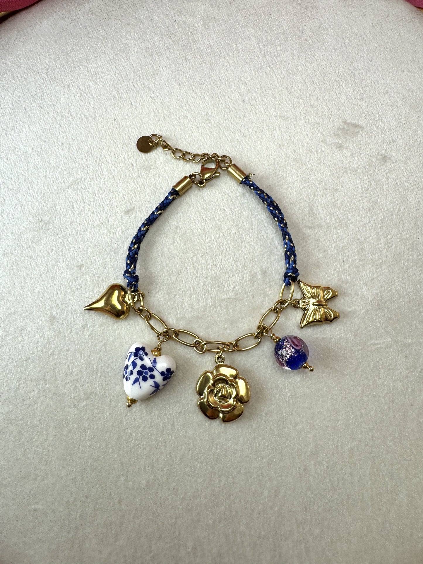 Bracciale con tessuto e ciondoli sul blu