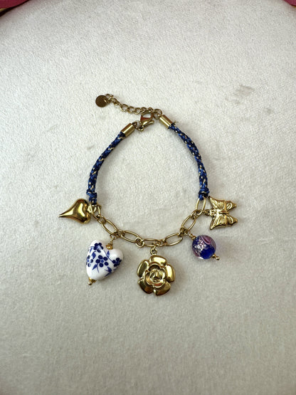 Bracciale con tessuto e ciondoli sul blu
