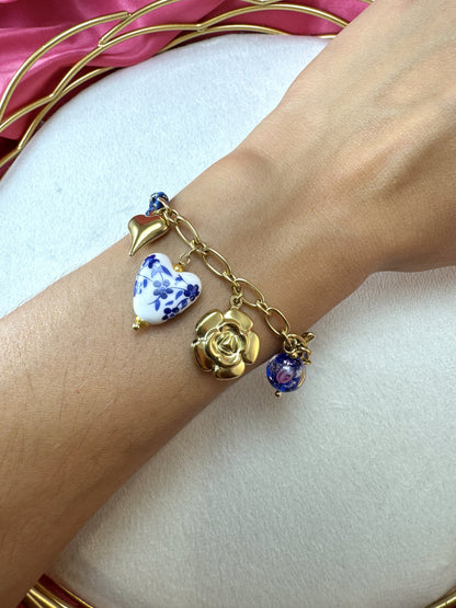 Bracciale con tessuto e ciondoli sul blu