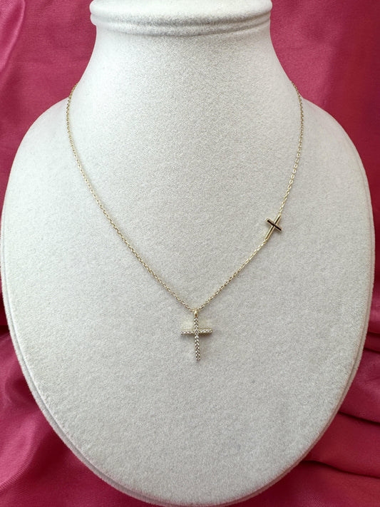 Collana con croce di zirconi e croce laterale liscia