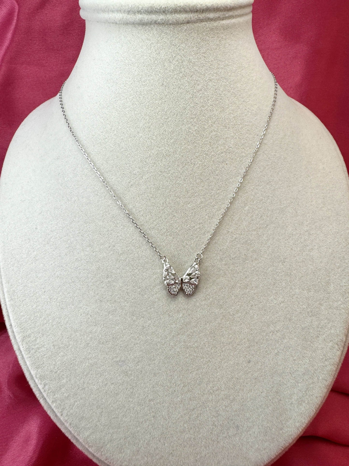 Collana con farfalla e zirconi a goccia