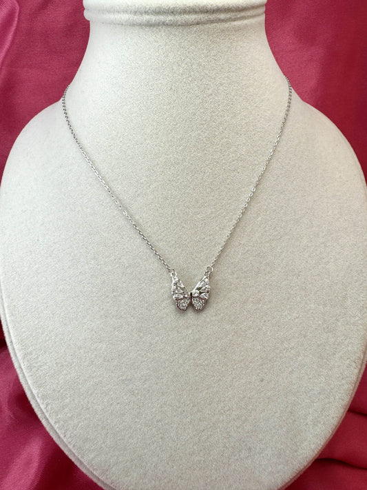 Collana con farfalla e zirconi a goccia