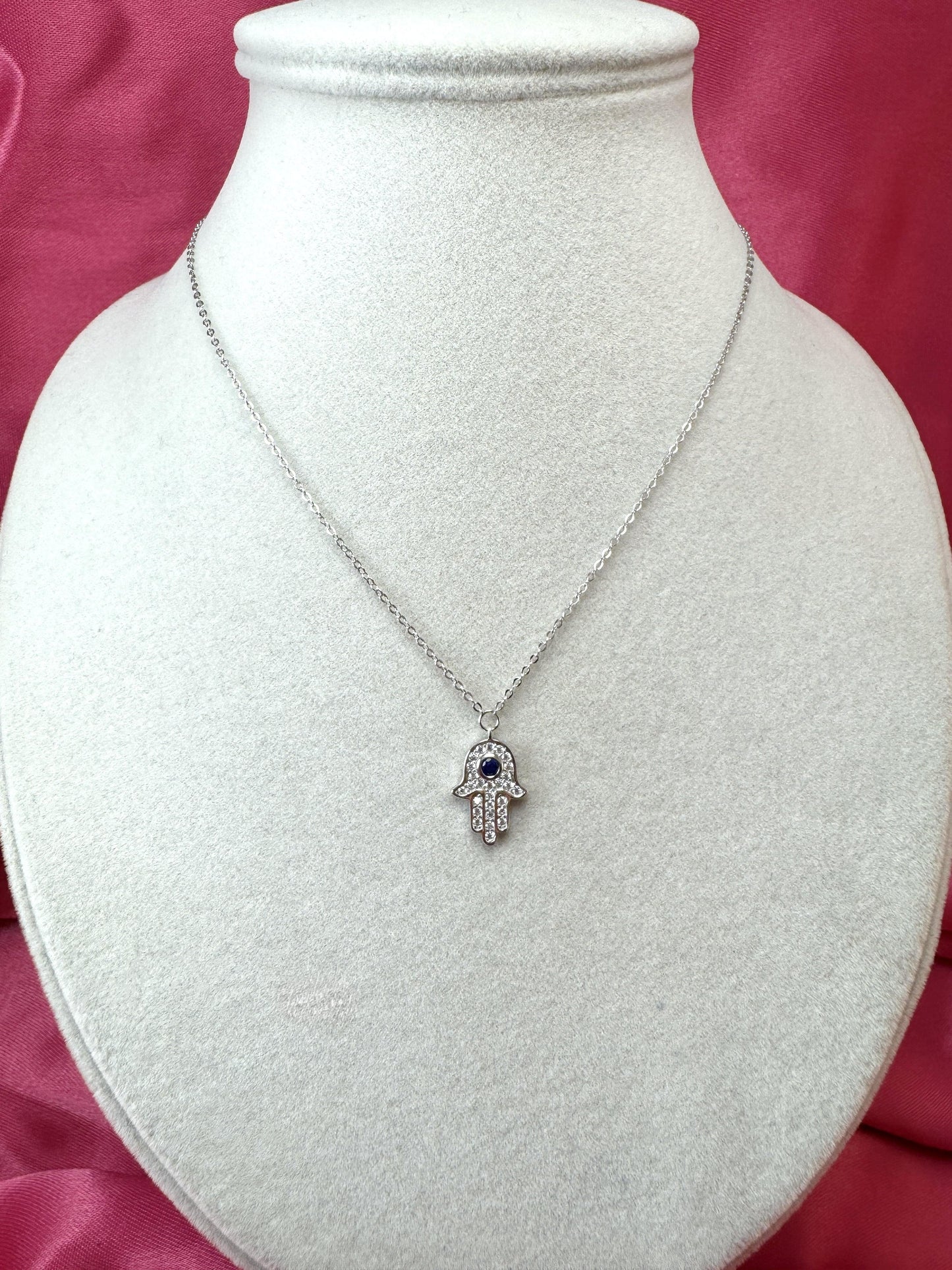 Collana con mano di Fatima e zircone blu centrale