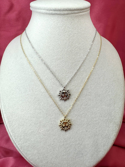 Collana con sole liscio, occhi e bocca