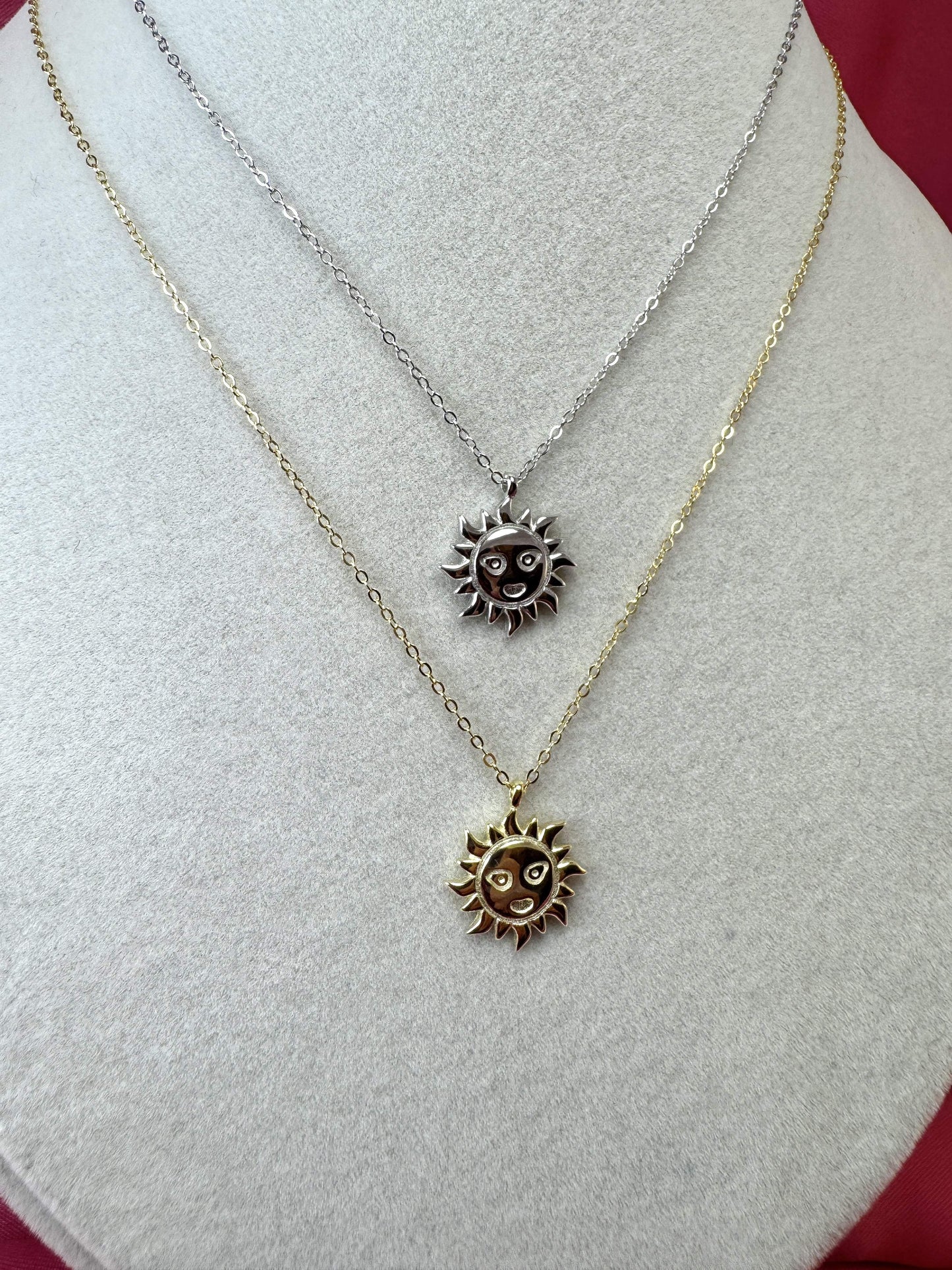 Collana con sole liscio, occhi e bocca