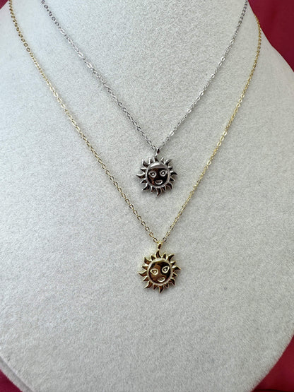 Collana con sole liscio, occhi e bocca