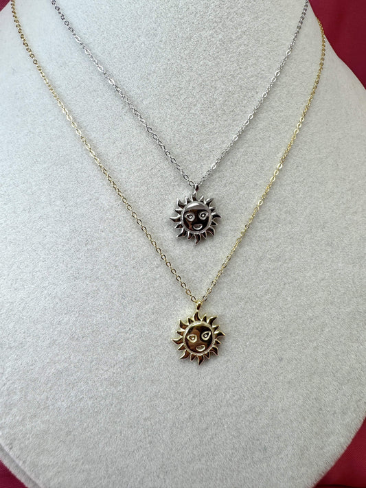 Collana con sole liscio, occhi e bocca