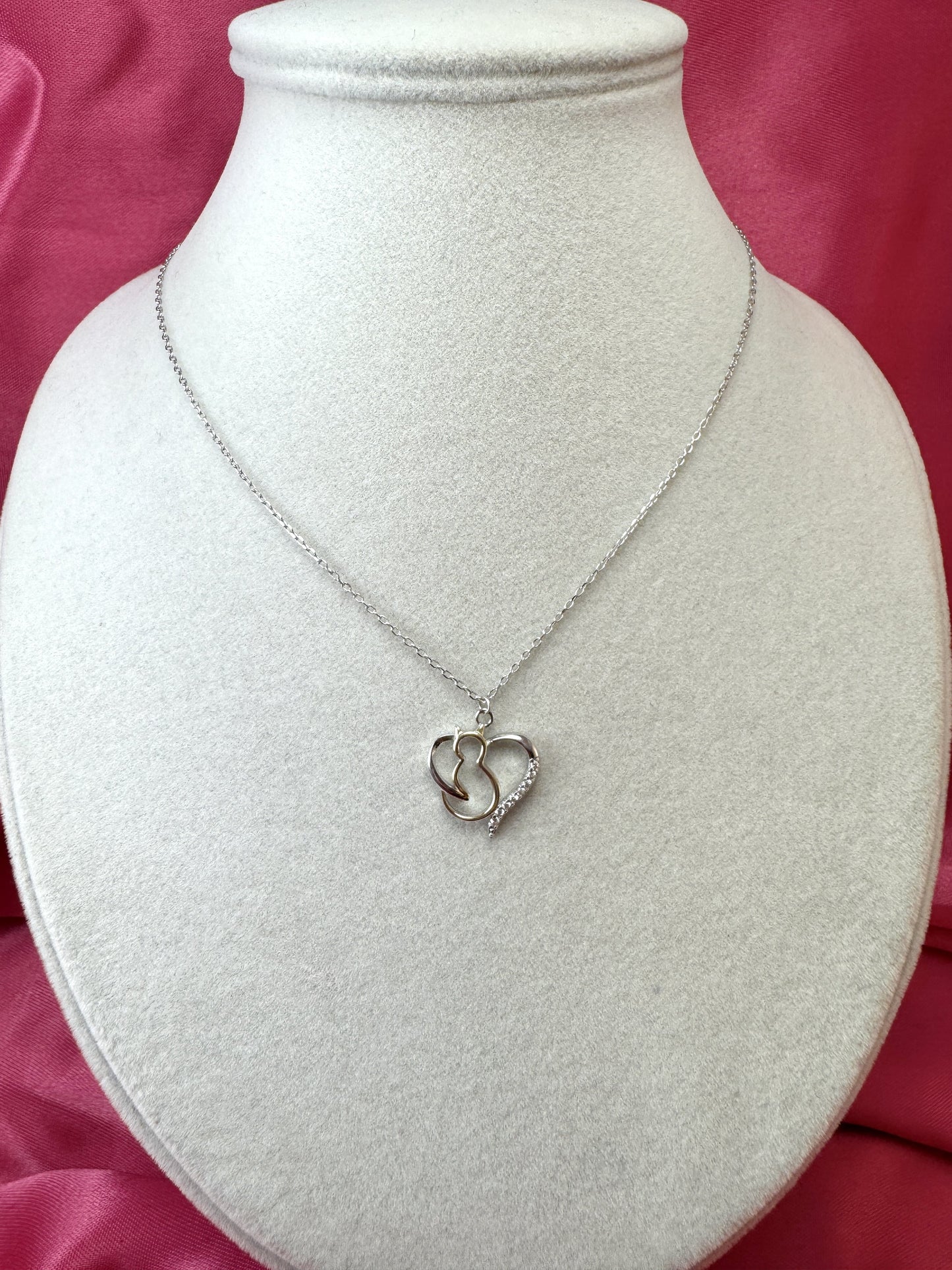 Collana con cuore e gatto stilizzato