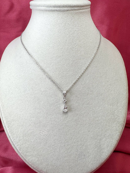 Collana con punto luce e goccia pendente