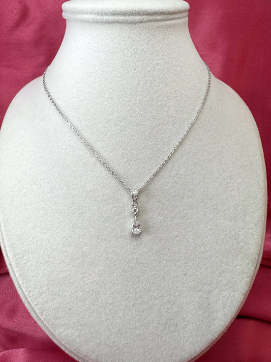 Collana con punto luce e goccia pendente