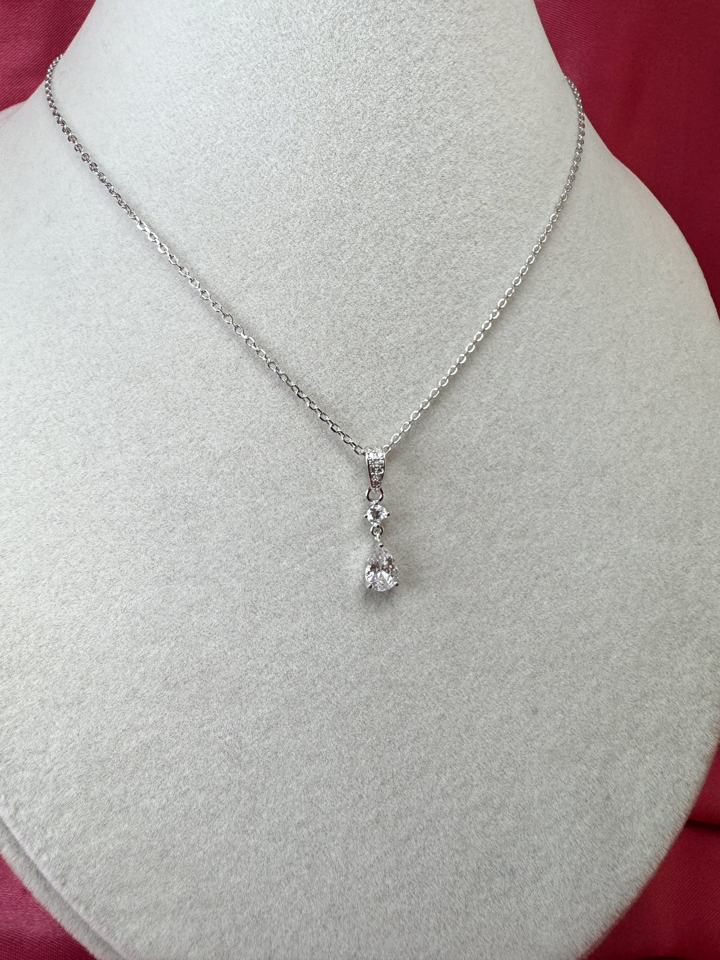 Collana con punto luce e goccia pendente