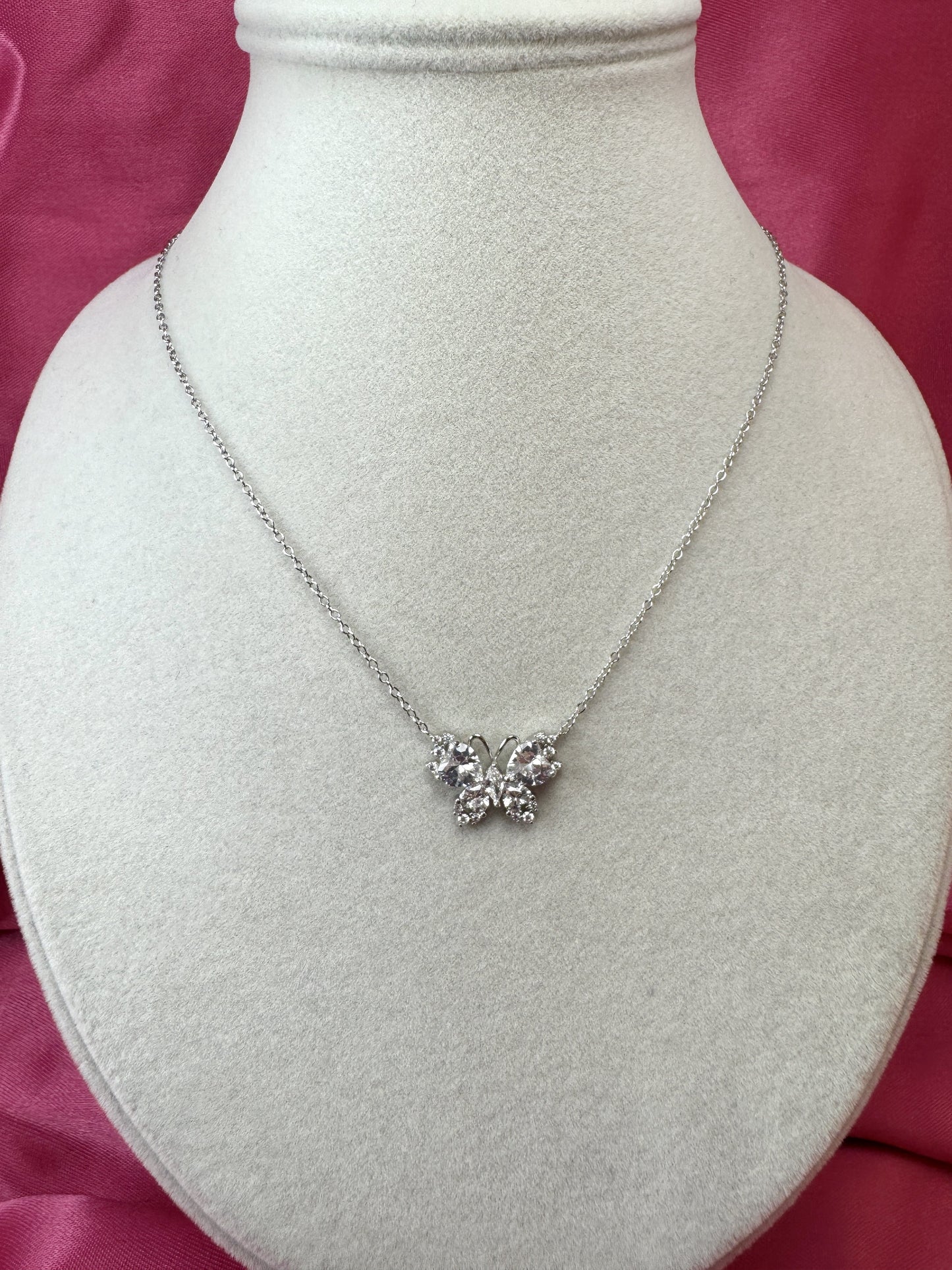 Collana con farfalla e zirconi a cuore