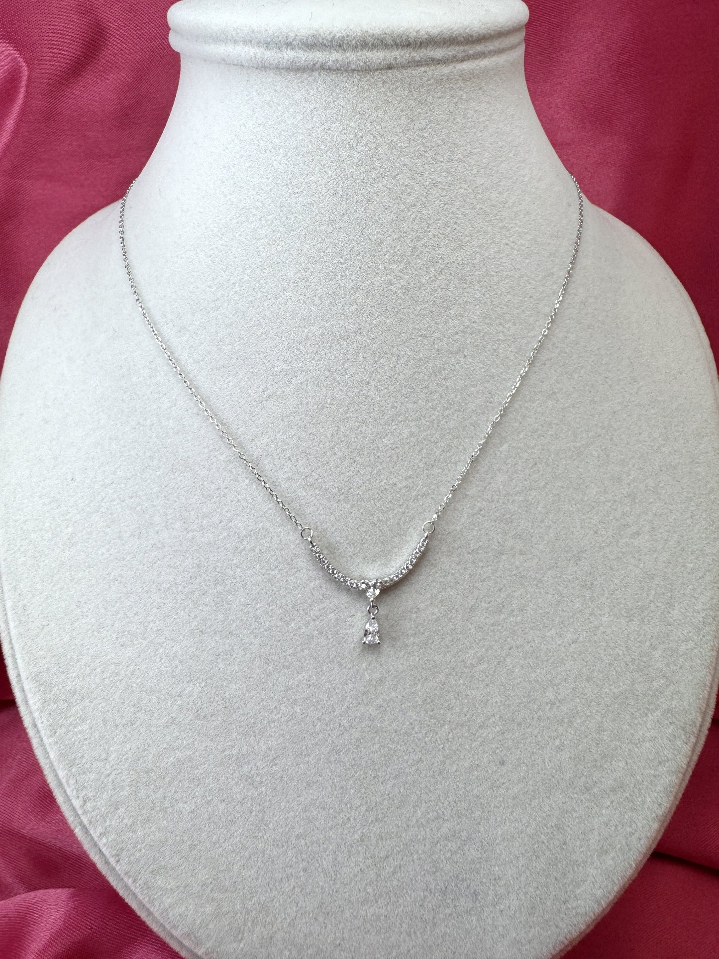 Collana con arco, cuoricino e goccia