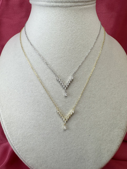 Collana con V di zirconi e goccia