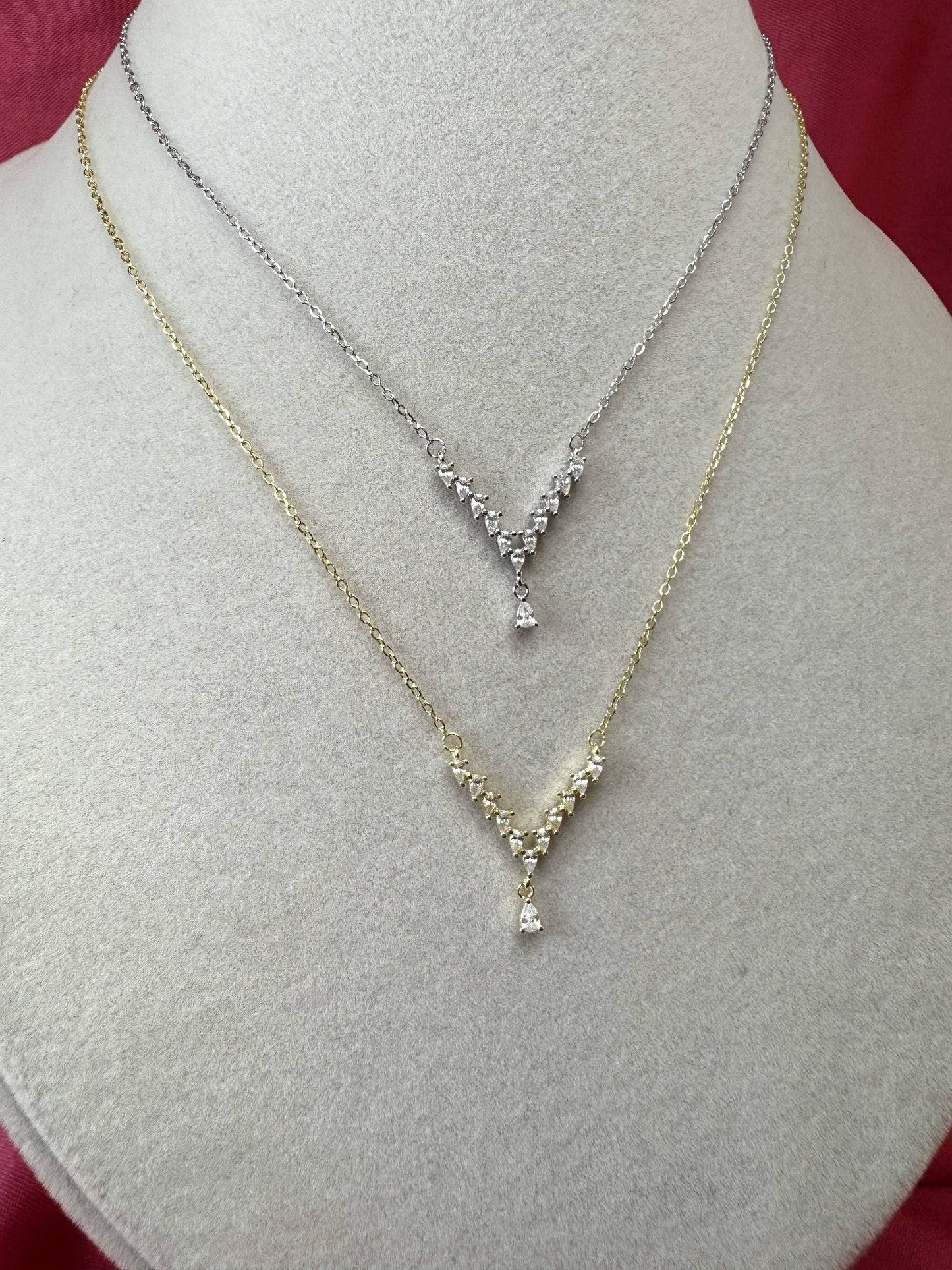 Collana con V di zirconi e goccia