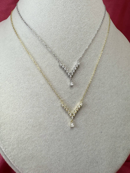 Collana con V di zirconi e goccia