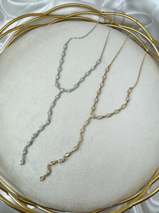 Collana con brillantini a goccia e pendente