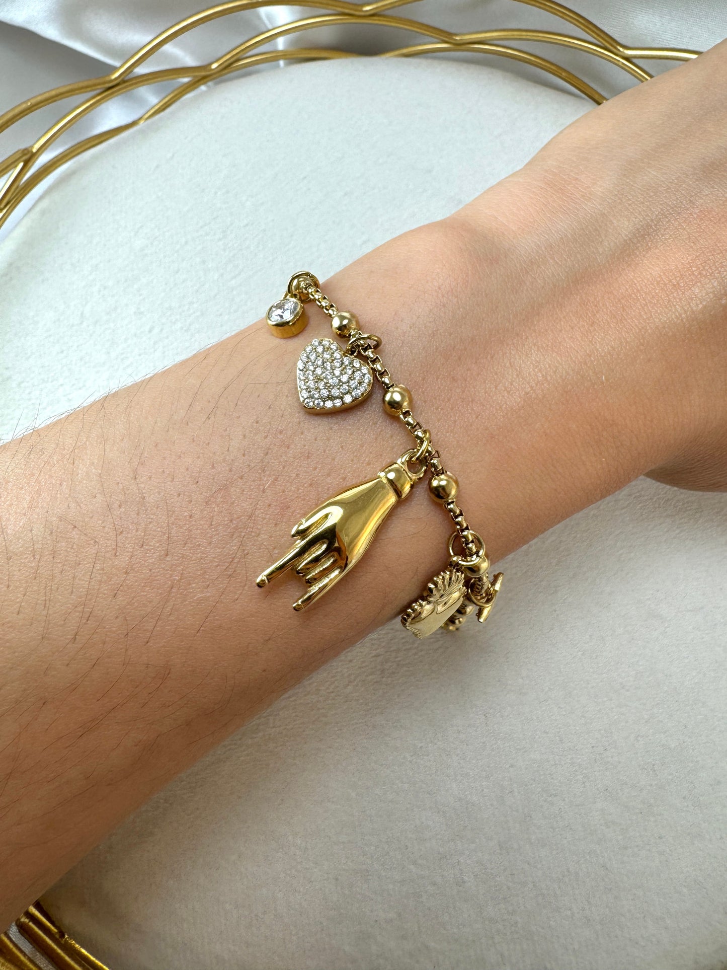 Bracciale con scongiuro e ciondoli
