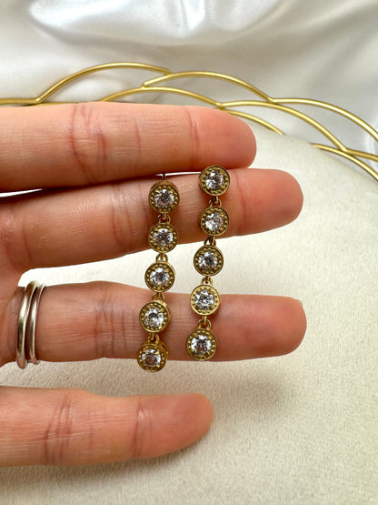 Orecchini pendenti con brillantini rotondi