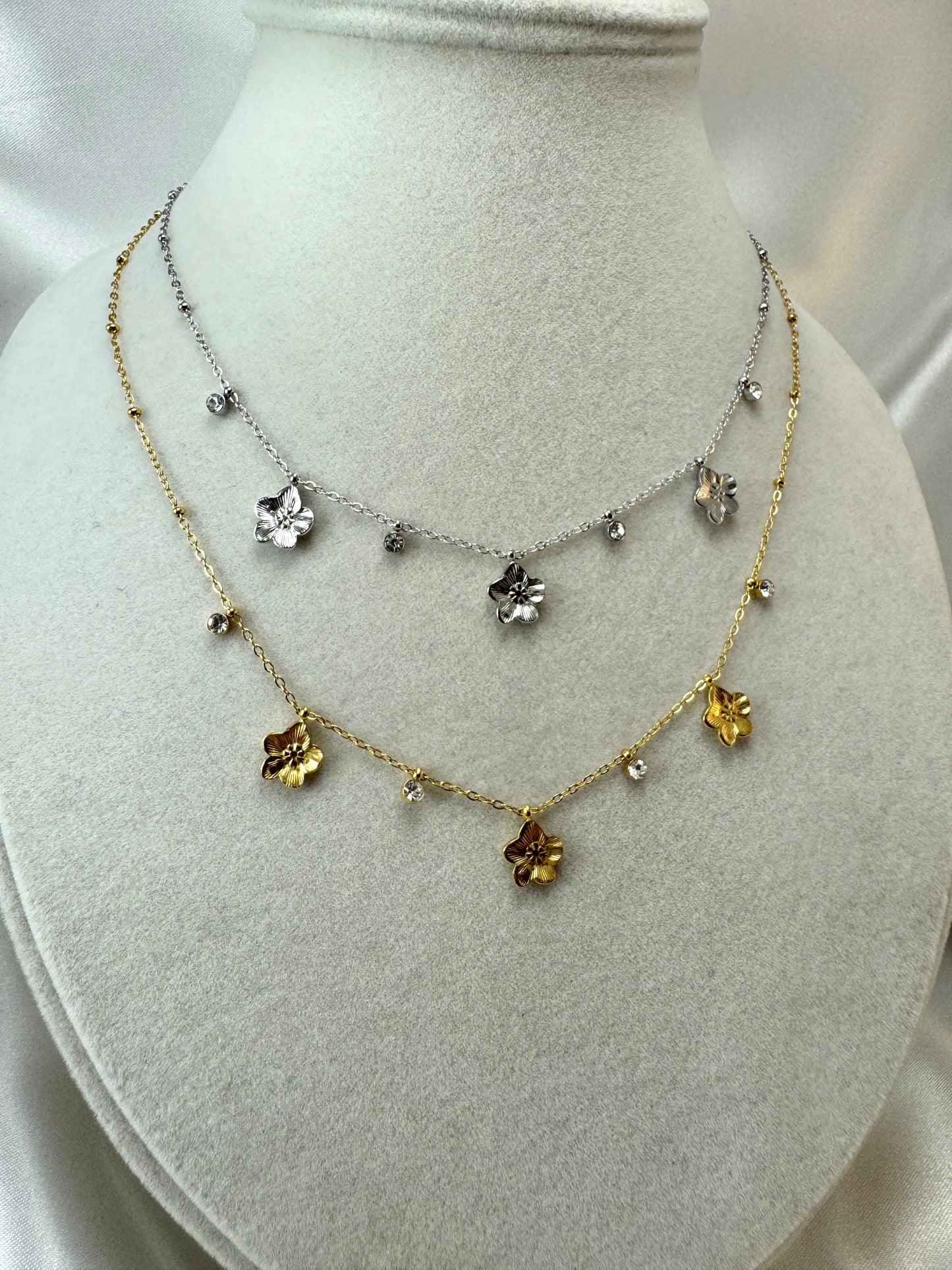 Collana con micro fiori e punti luce
