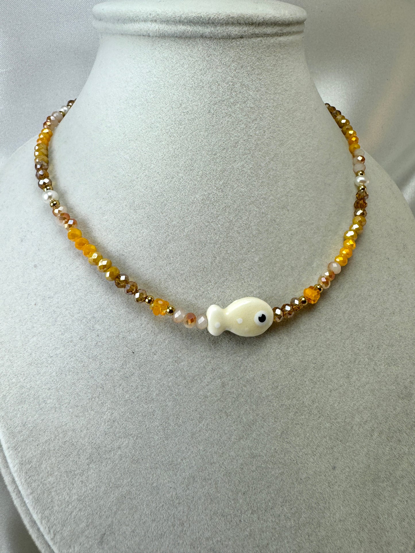Collana con cristallini beige e pesce