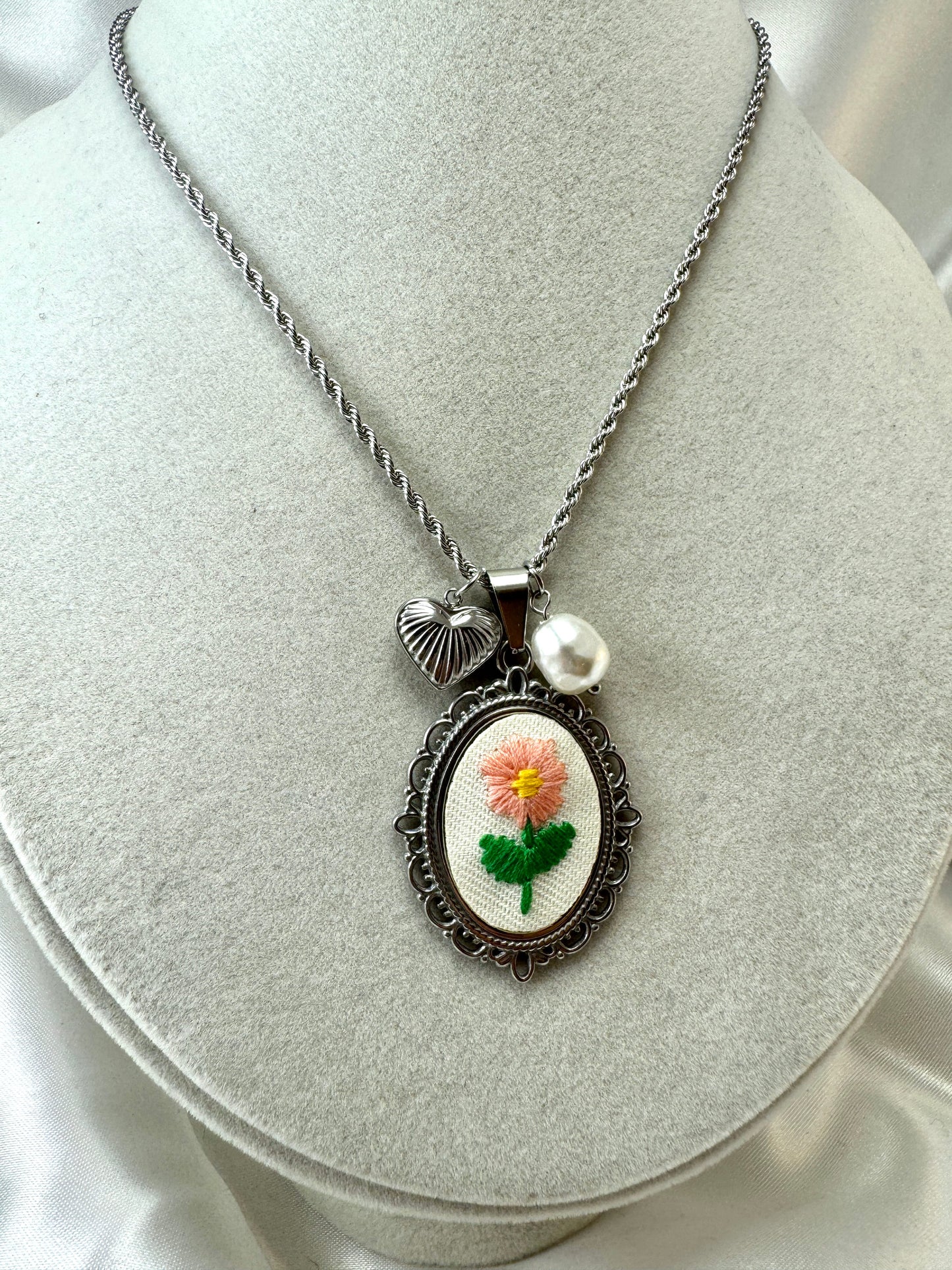 Collana cabochon con fiore ricamato rosa