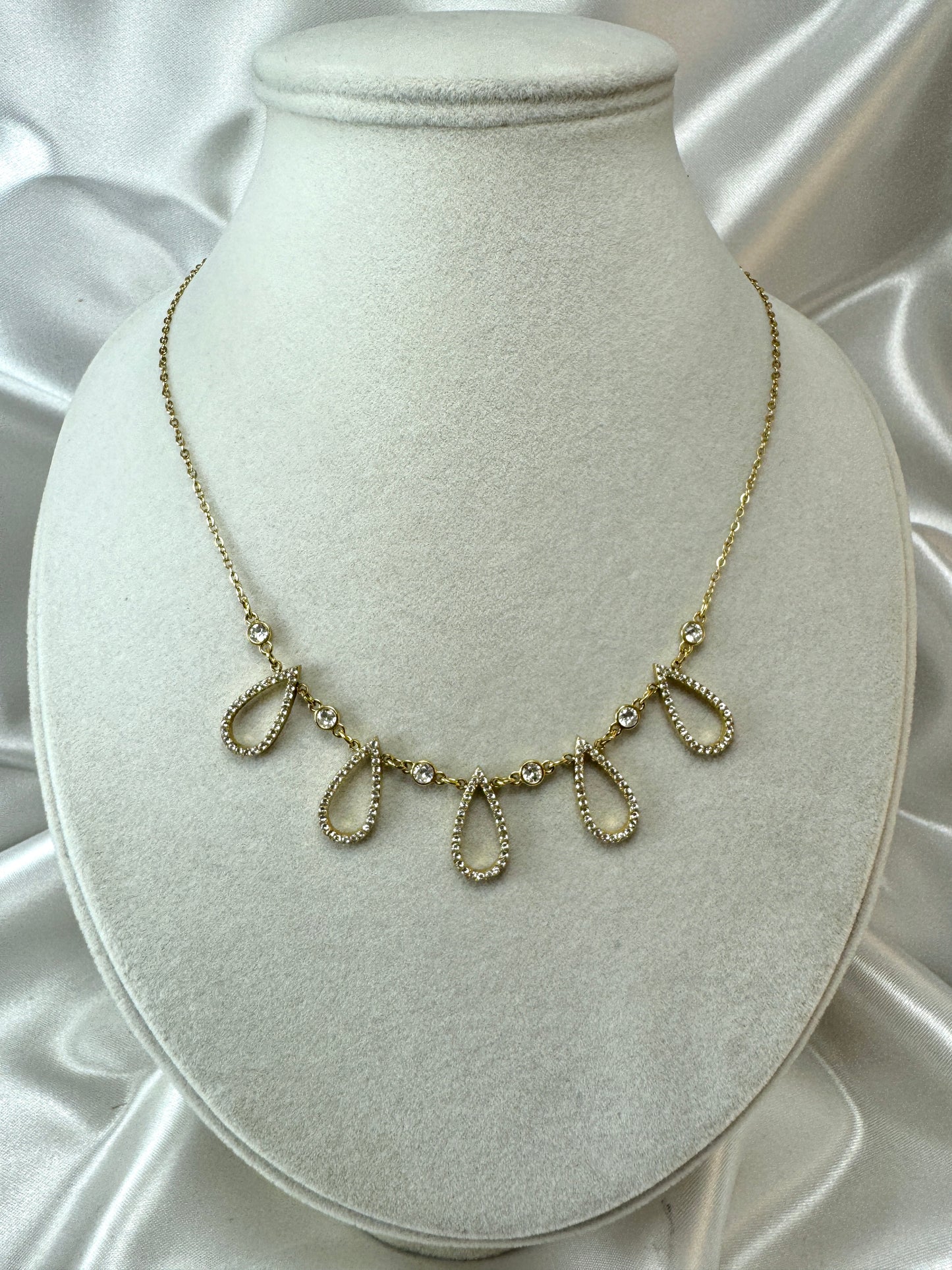 Collana con gocce stilizzate e punti luce