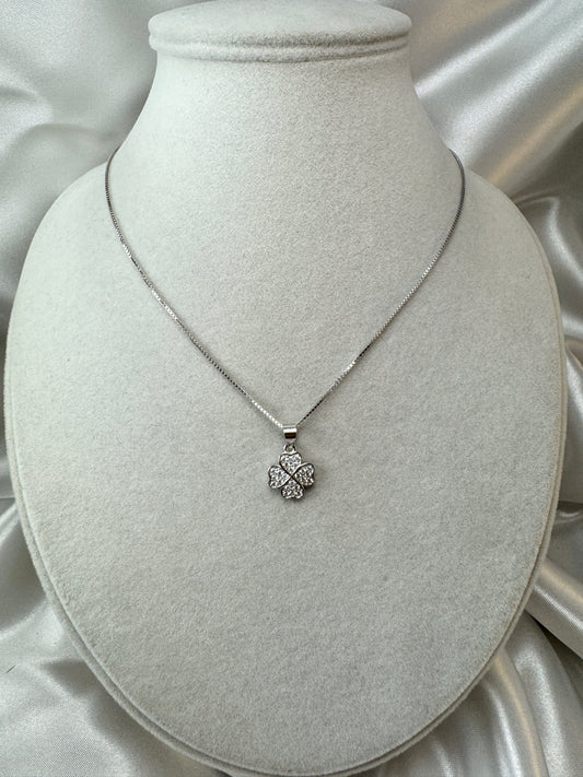 Collana con quadrifoglio di zirconi