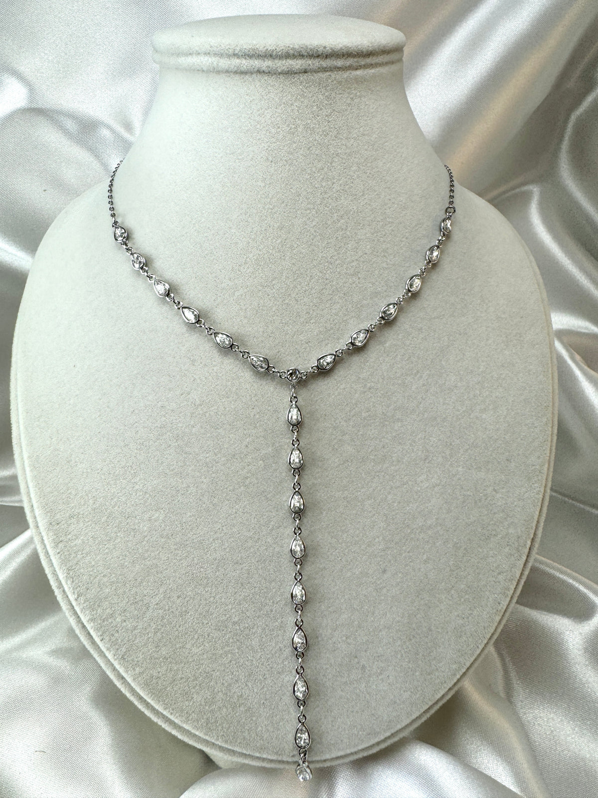 Collana con brillantini a goccia e pendente