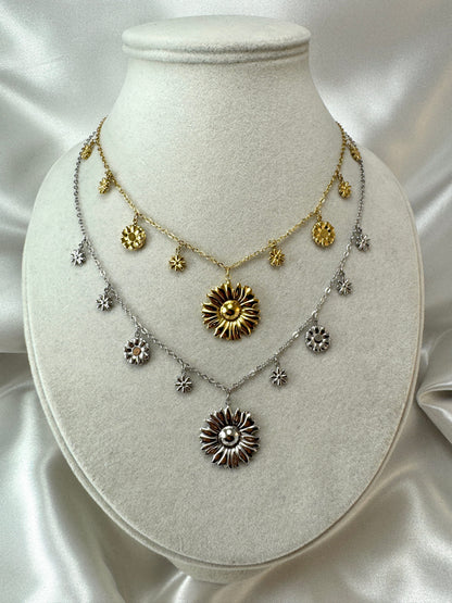 Collana con ciondoli a fiore degradè