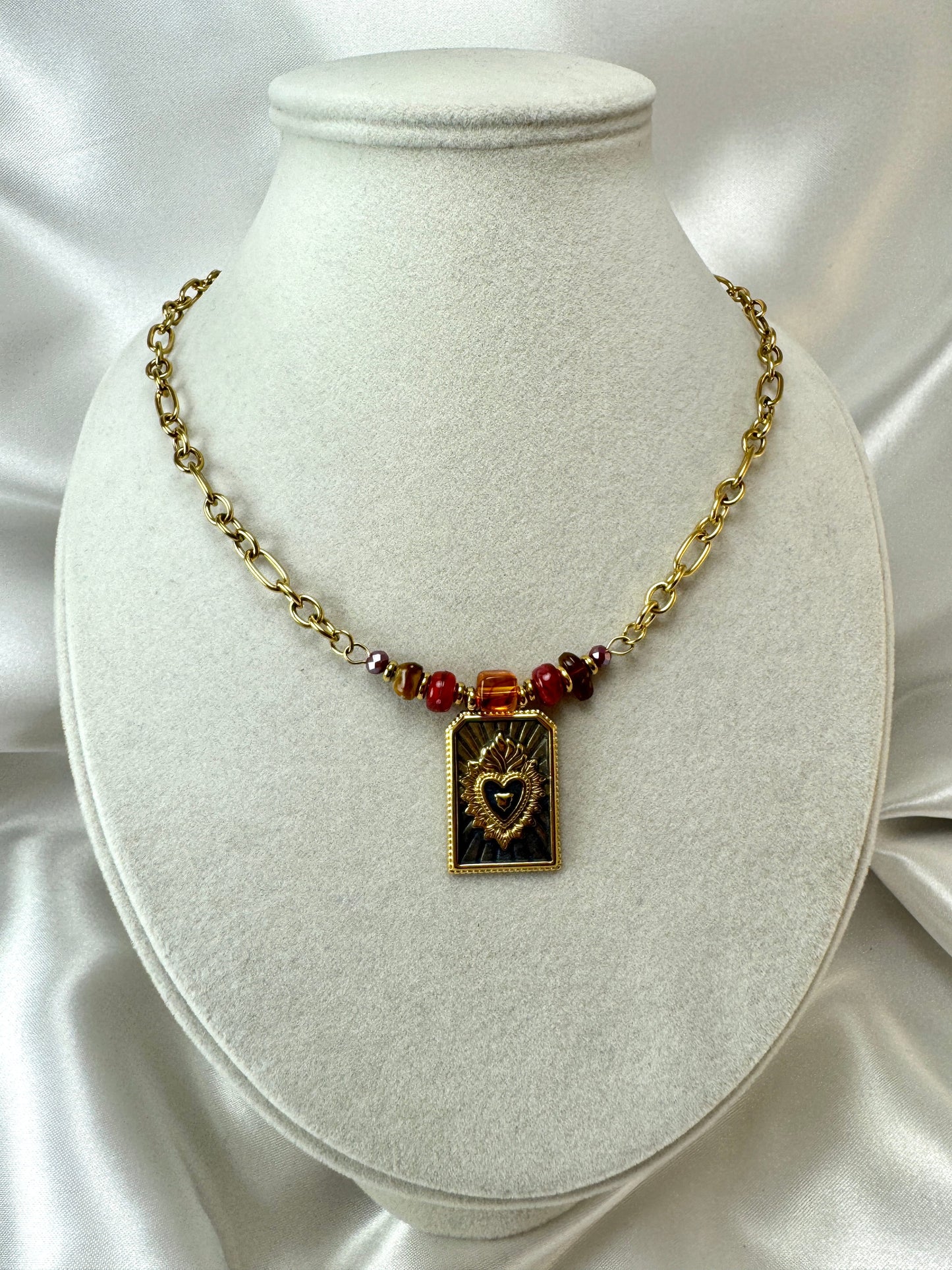 Collana con cristalli colorati e ciondolo rettangolare