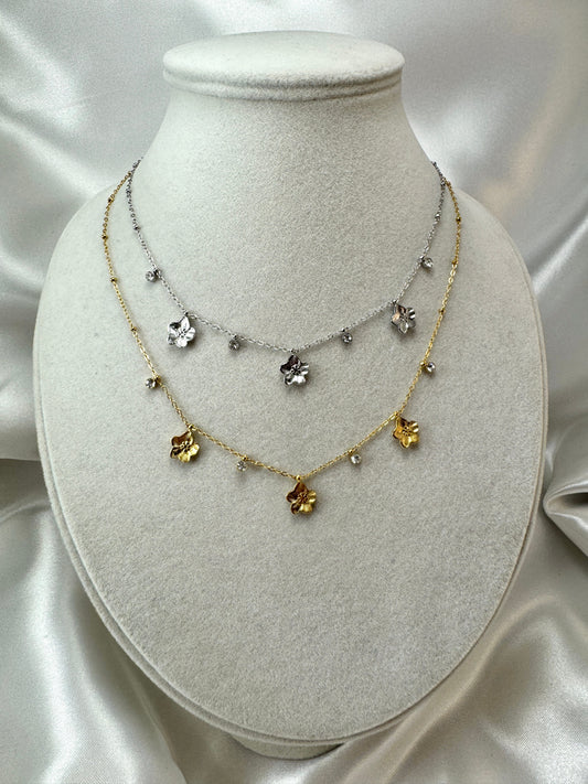 Collana con micro fiori e punti luce