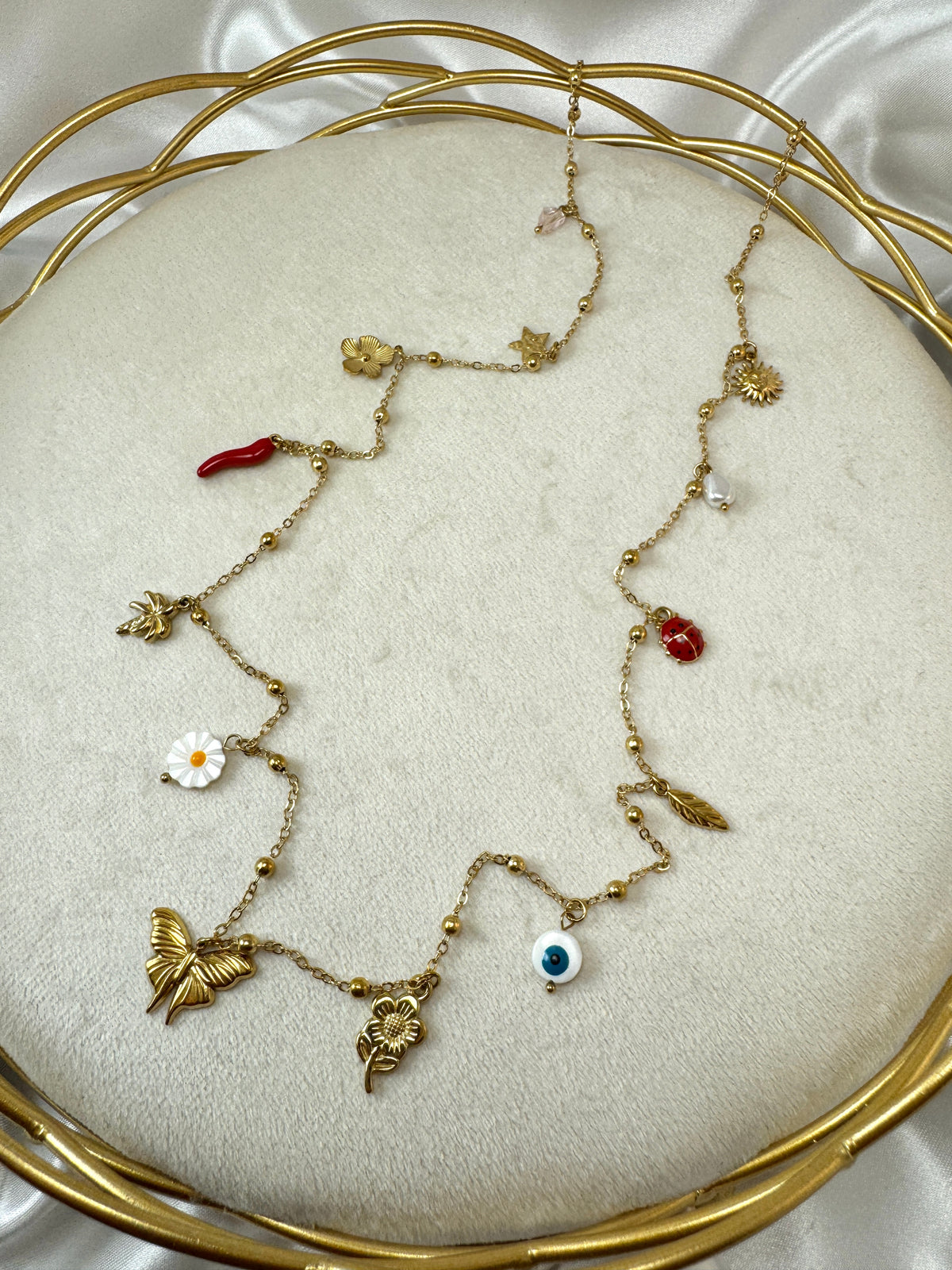Collana lunga con ciondolini