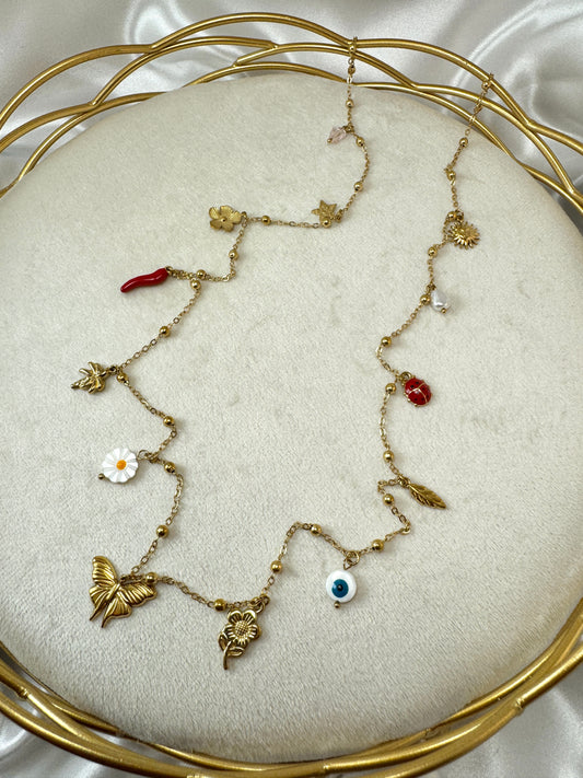 Collana lunga con ciondolini