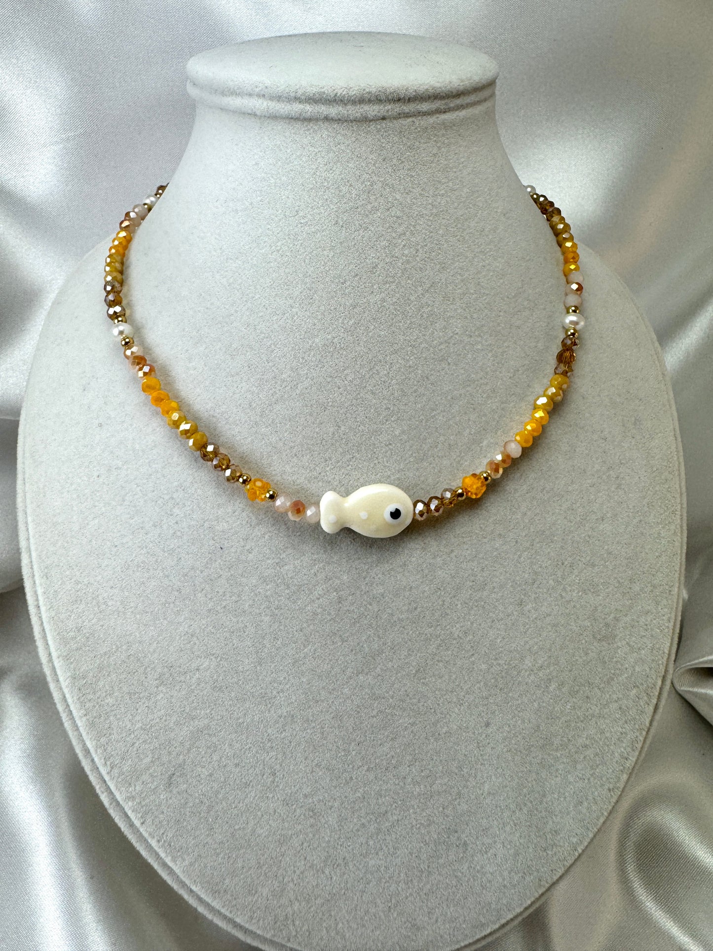 Collana con cristallini beige e pesce