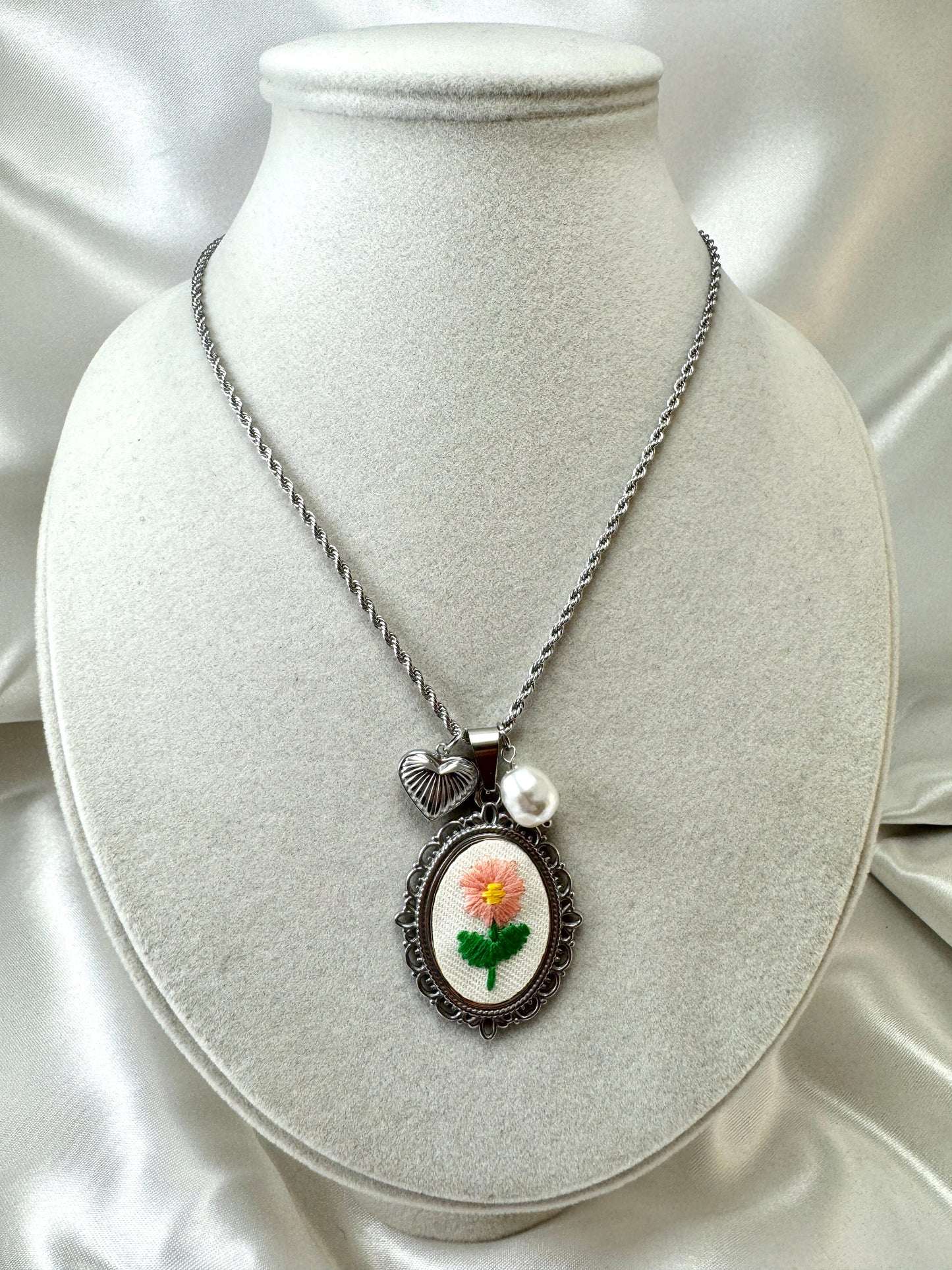 Collana cabochon con fiore ricamato rosa