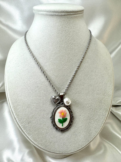 Collana cabochon con fiore ricamato rosa
