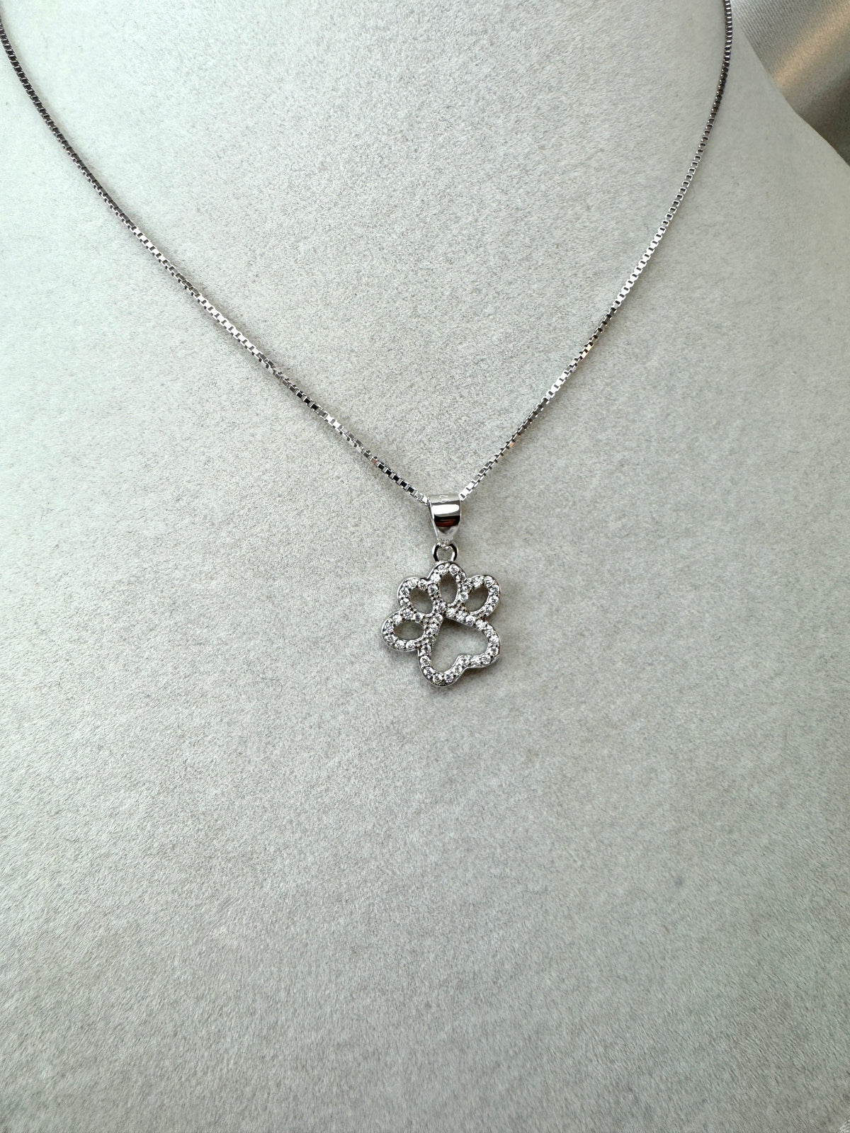 Collana con zampa di zirconi
