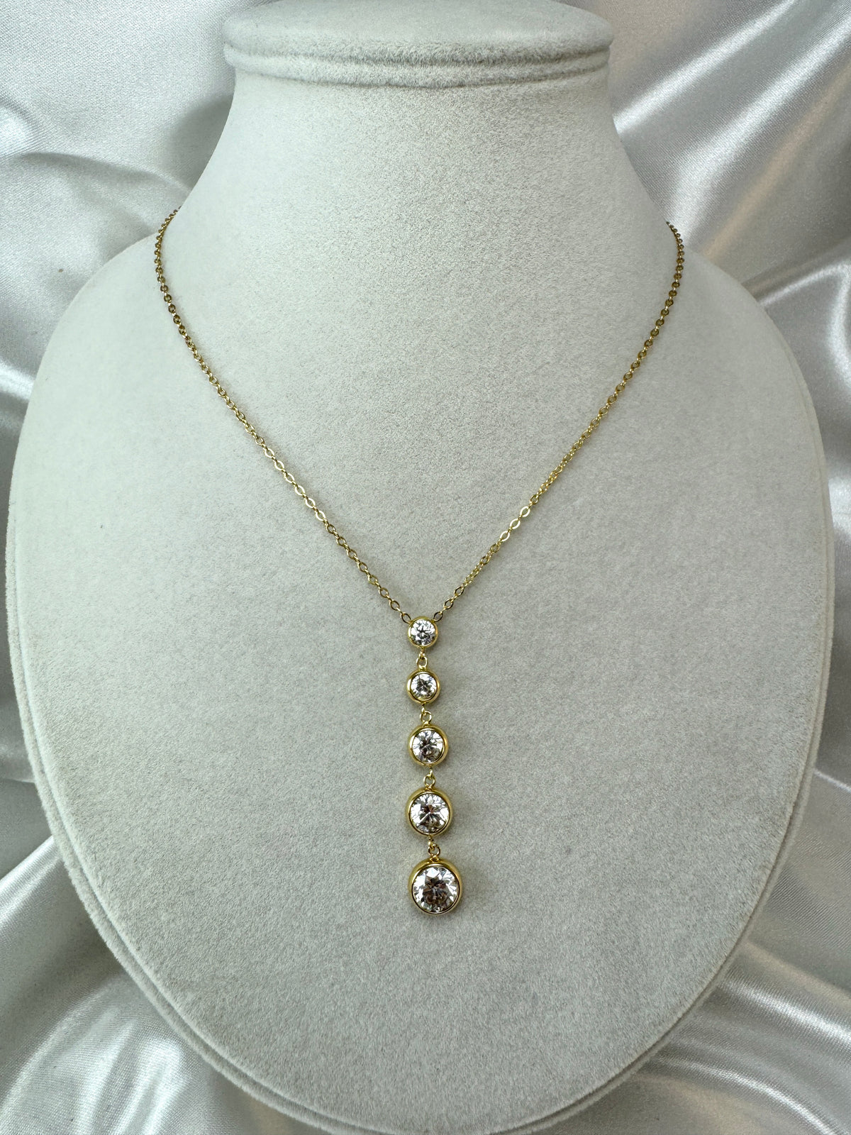 Collana con pendente di brillantini tondi