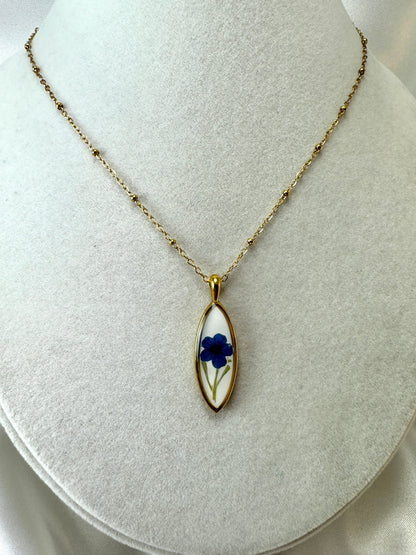 Collana cabochon allungato con fiore blu