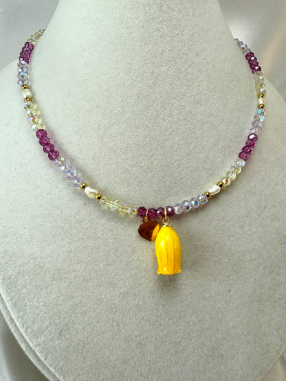 Collana con cristalli, bocciolo e perle di fiume