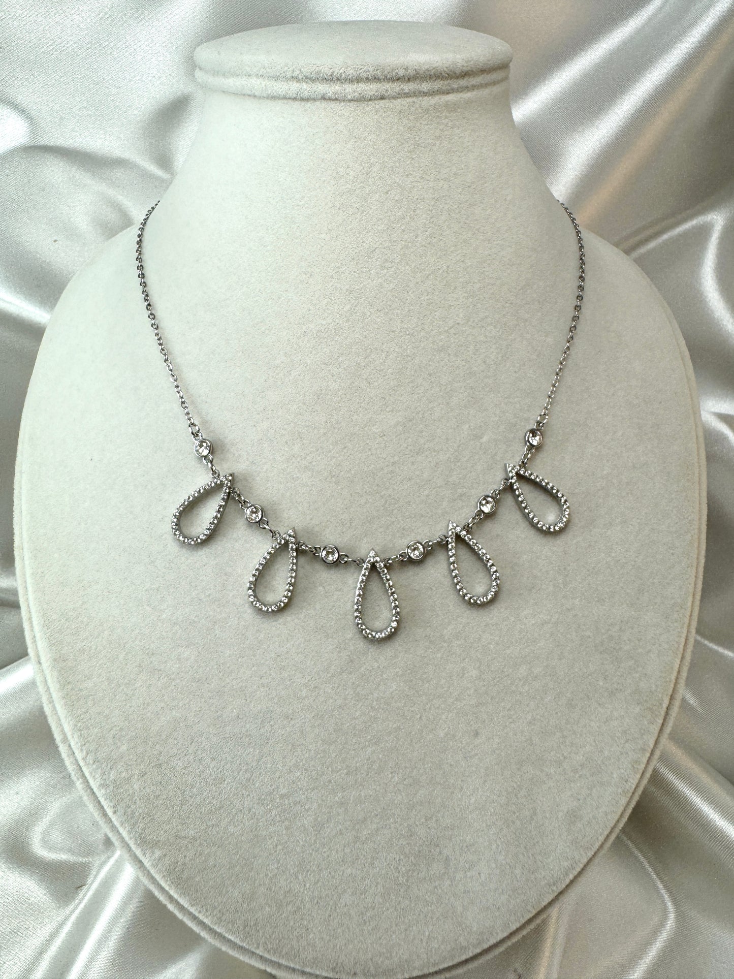 Collana con gocce stilizzate e punti luce
