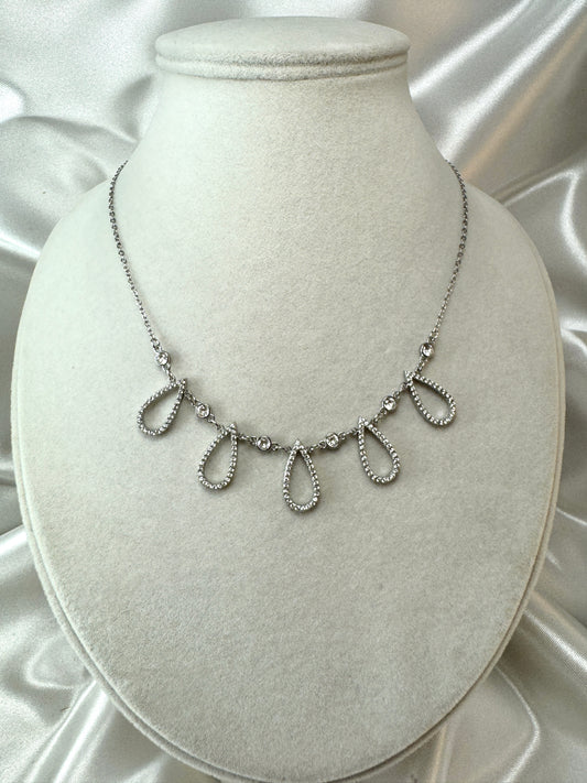 Collana con gocce stilizzate e punti luce