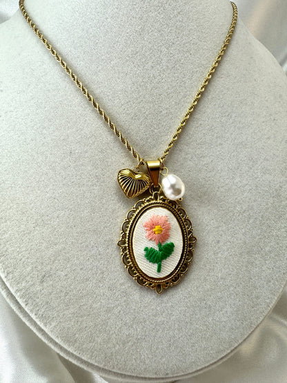 Collana cabochon con fiore ricamato rosa