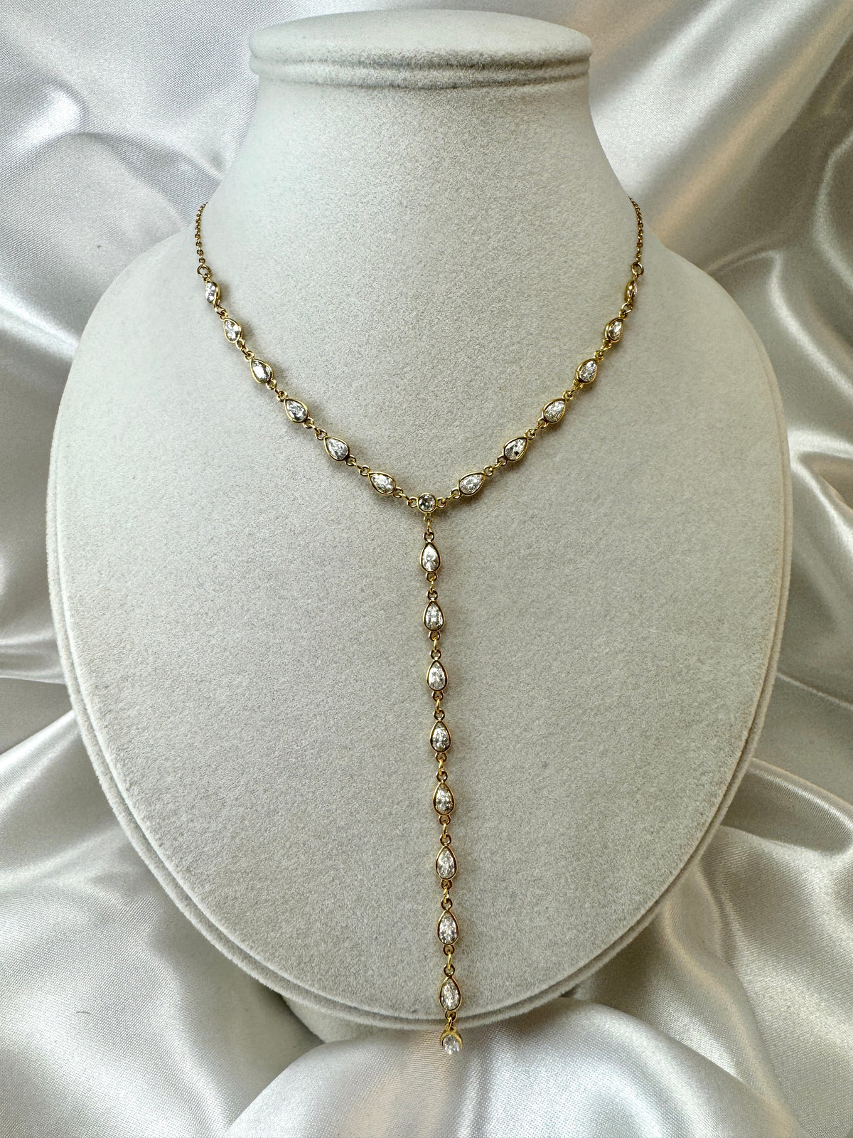 Collana con brillantini a goccia e pendente