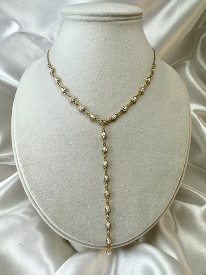 Collana con brillantini a goccia e pendente